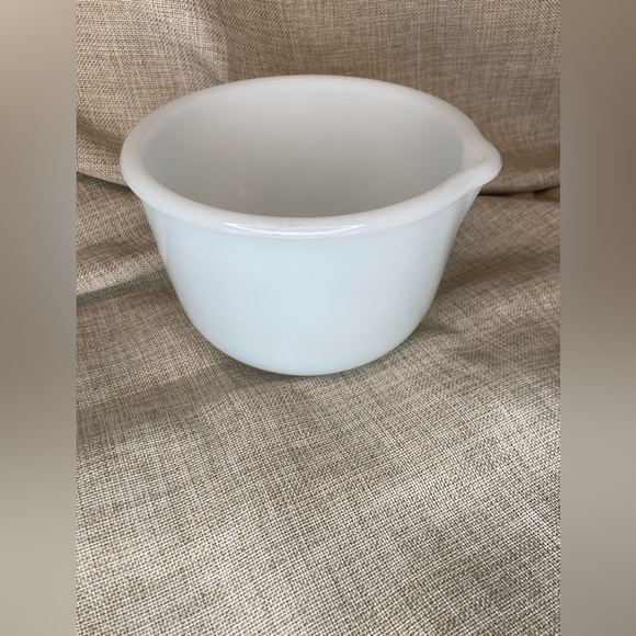 Vintage Glassbake White Milk Glass Mixing Bowl with Spout Made for Sunbeam 20 CJ - Picture 1 of 4